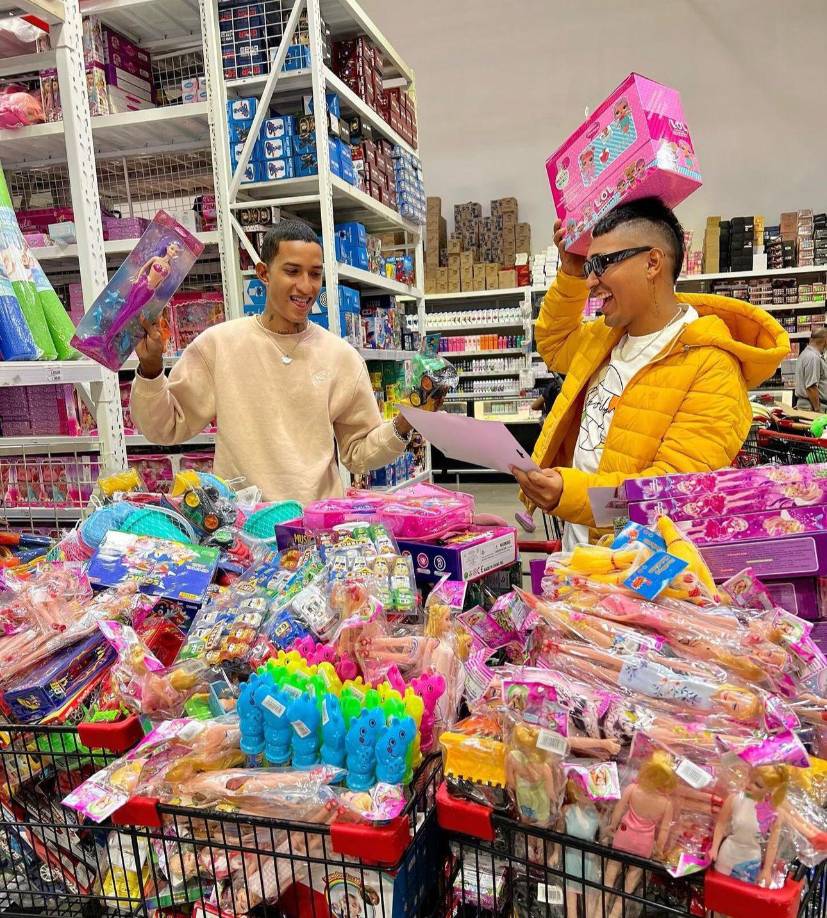 Cabe señalar que, en algunas ocasiones se le ha visto al joven Supremo hacer obras de altruismo y compartir con personas de escazos recursos económicos en el país.