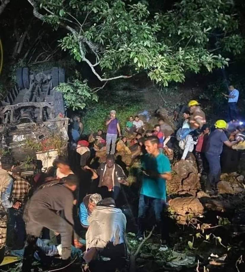 Videos divulgados en redes sociales y replicados por la prensa muestran a un hombre pidiendo ayuda para rescatar a heridos en medio de la noche, y a otro afirmando que dentro del bus habían varias personas atrapadas.