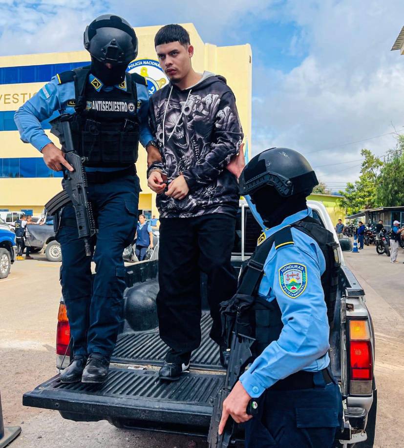 Según reportes policiales, este joven conocido como alias “El Alfa” en fecha 17 de julio de 2024 fue capturado en flagrancia en el sector de la Laguna, Comayaguela donde se le decomisó dos fusiles AR-15 y munición de uso prohibido.Tras esa captura el joven fue remitido a la Fiscalía y al juzgado respectivamente.