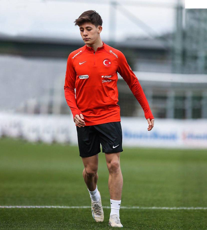 Según informa Mundo Deportivo, el Real Madrid y el FC Barcelona están en “pelea” por el fichaje de Arda Güler, la perla de 18 años de Turquía. El conjunto blanco le pagaría al Fenerbahçe la cláusula de 17,5 millones de euros en tres cuotas en 24 meses y concedería al club el 20 % de una futura venta del jugador.