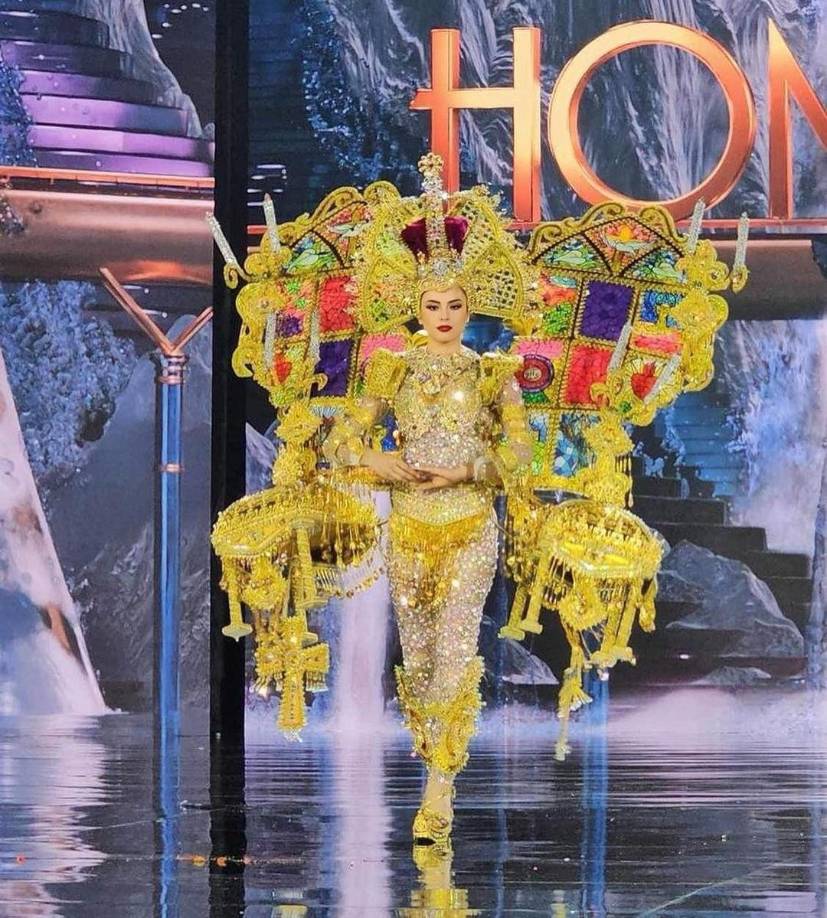El certamen se realiza en Vietnam. Y la despampanante Brittany Marroquín dejo a todos asombrados con su espectacular pasarela a pesar de la estructura del traje, “Los tesoros de la virgen de suyapa reina de honduras”.