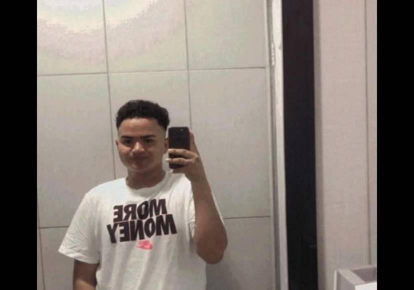 Caleb se transportaba en una motocicleta e impactó contra un automóvil cuyo conductor se dio a la fuga.