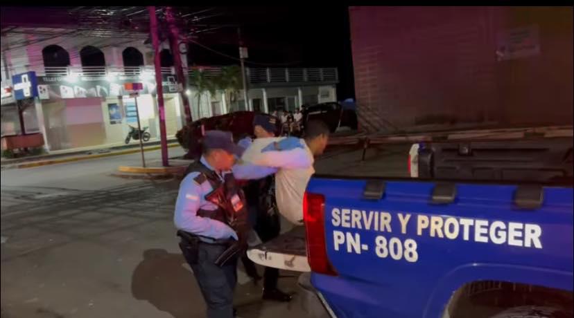 Mata a padrastro que lo crió desde los cuatro años; madre y hermano resultan heridos