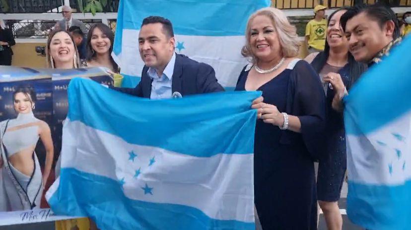Video: Hondureños llegan a El Salvador a apoyar a Miss Honduras