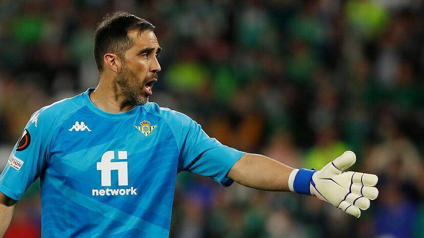 El meta chileno Claudio Bravo deja de ser jugador del Betis español.
