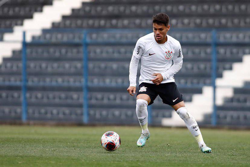 Según el defensor, el joven asegura que no cometió ningún crimen; que la relación sexual fue consentida; que no tomaron bebidas alcohólicas ni consumieron drogas; que usaron preservativo y que no usaron ningún tipo de objeto en el encuentro.