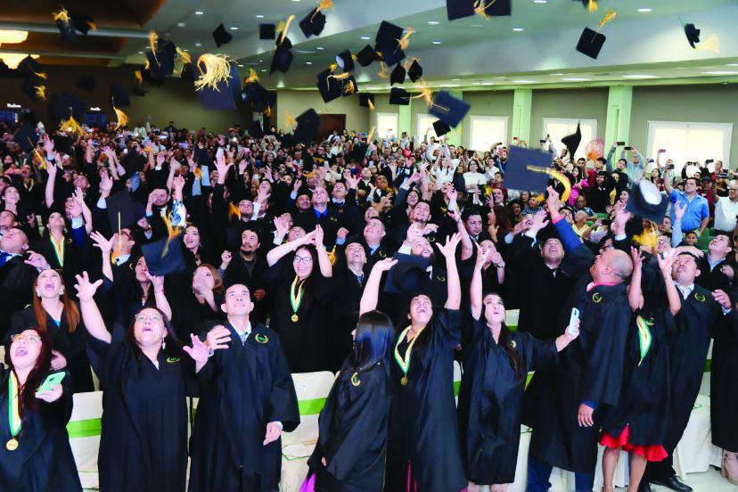 La UTH celebra su 52 ceremonia de graduación con honores y logros