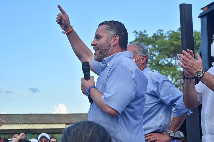David Chávez, presidente del Partido Nacional, junto a Nasry Asfura en un mitin político, previo a las elecciones presidenciales de 2021.