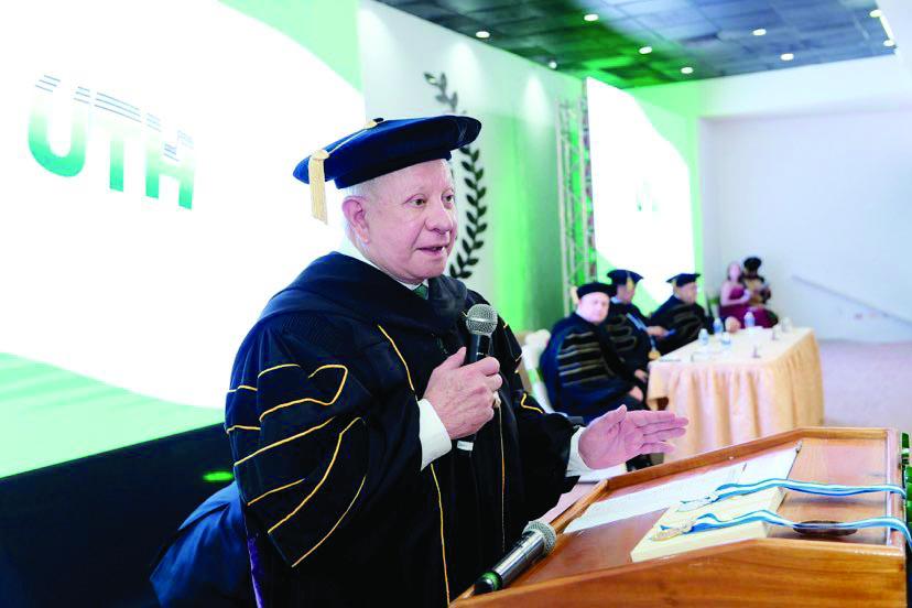 Roger Valladares los animó a continuar preparándose y a contribuir al progreso del país; Valladares entregó el diploma a Sonia Carvajal, quien además es colaboradora de UTH