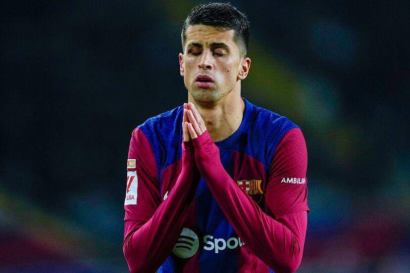 Joao Cancelo se queda con la banda izquierda.
