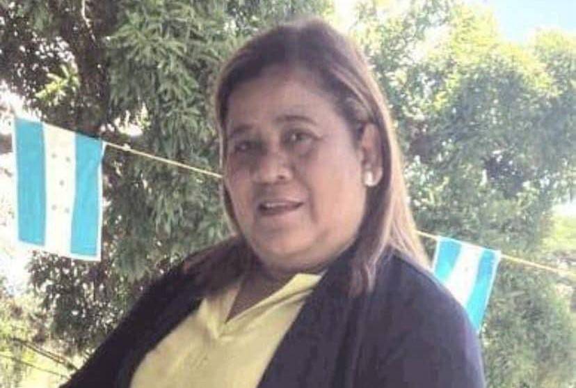 La docente fue identificada con el nombre de Gloria Isabel Castro, de 34 años de edad. 