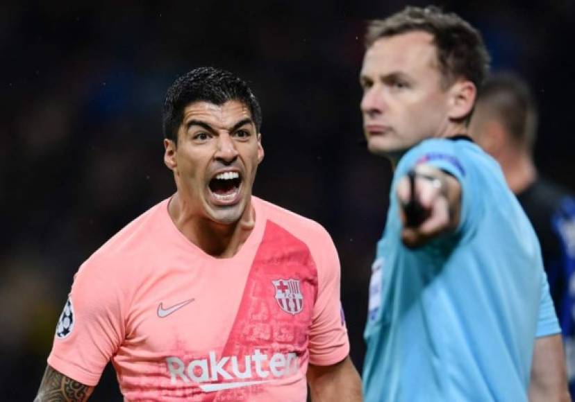 Barcelona's Uruguayan forward Luis Suarez (L) reacts at the assistant referee's decision during the UEFA Champions League group B football match Inter Milan vs Barcelona on November 6, 2018 at San Siro stadium in Milan. (Photo by Marco BERTORELLO / AFP)