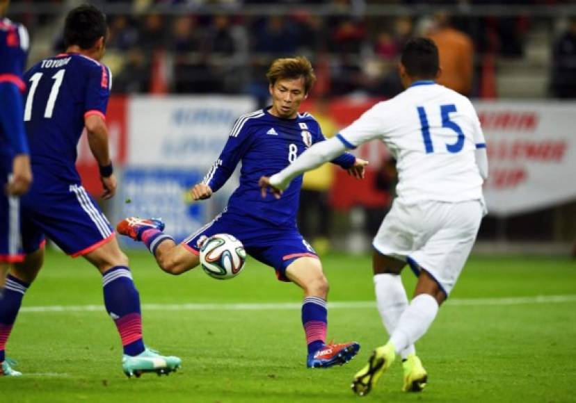 El delantero japonés Takashi Inui dispara a puerta para marcarle un gol a Honduras.