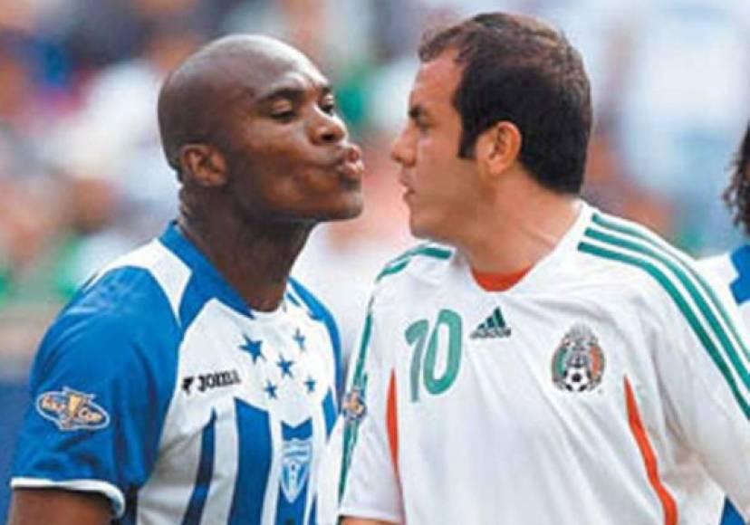 Muchos recuerdan a Samuel Caballero por la polémica que tuvo con el mexicano Cuauhtémoc Blanco al intentar darle un beso al jugador azteca en el 2007. El delantero no soportó y le dio un codazo que provocó que lo expulsaran.