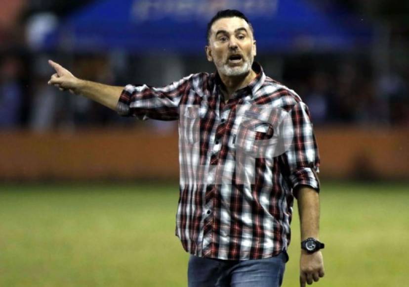 Fernando Araújo, entrenador dle Vida, terminó enfadado en el partido.