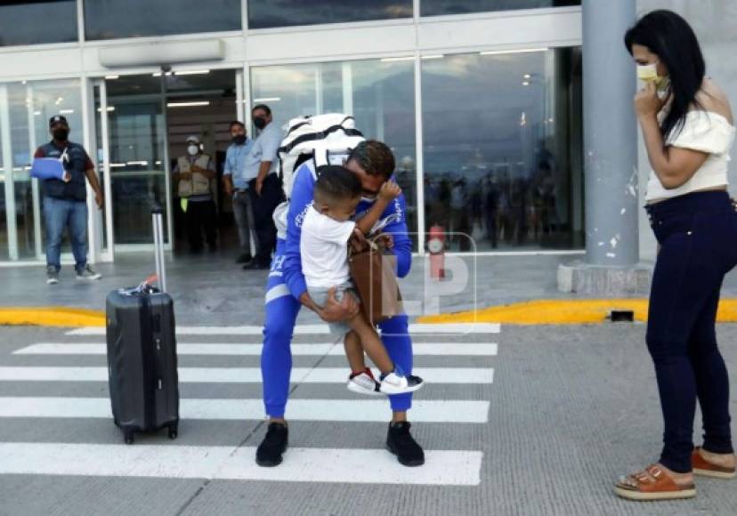 El pequeño salió al encuentro de su padre cuando lo vio salir del aeropuerto sampedrano.