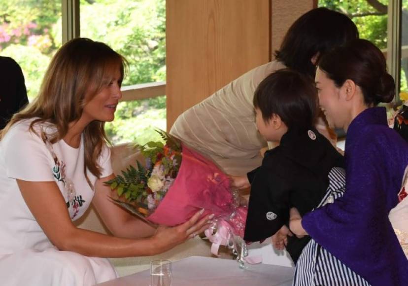 La primera dama estadounidense fue agasajada con un ramo de flores en un evento cultural en Akasaka.
