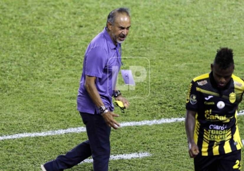 Raúl 'Potro' Gutiérrez se mostró muy molesto en el segundo tiempo, justo cuando salió de cambio Maikel García.