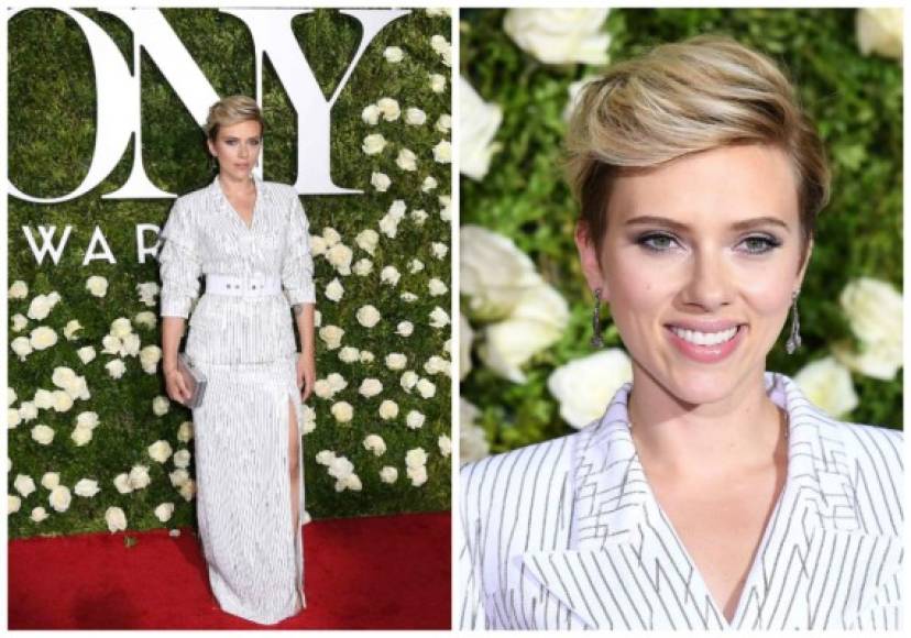 Scarlett Johnasson llevó una chaqueta bordada en cadena y una falda de cuerpo entero con una abertura que dejaba ver su pierna, el diseño es parte de la colección Michael Kors, así como su 'clutch' plateado.