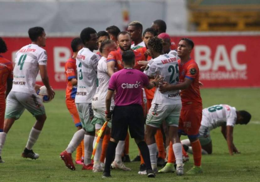 Jugadores de la UPN y del Platense protagonizaron una bronca en un lance del partido en el estadio Nacional.