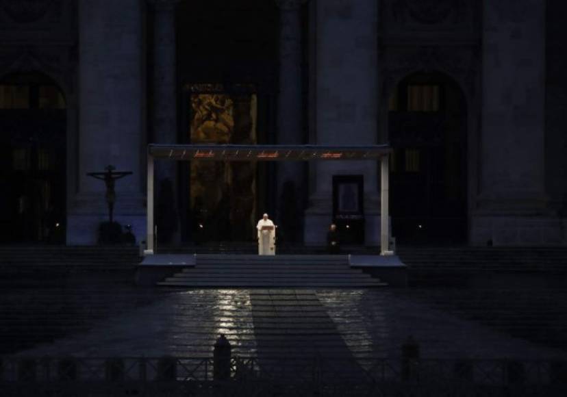 En tanto, el Papa Francisco celebró por primera vez las misas de Semana Santa sin fieles en el Vaticano.