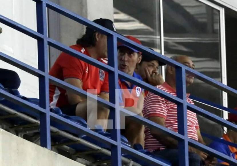 El entrenador del Olimpia, Pedro Troglio, y su asistente Gustavo Reggi, expulsados en el partido liguero contra Real España y suspendidos por cuatro partidos, estuvieron viendo el partido contra UPN en el palco del estadio Emilio Williams de Choluteca.