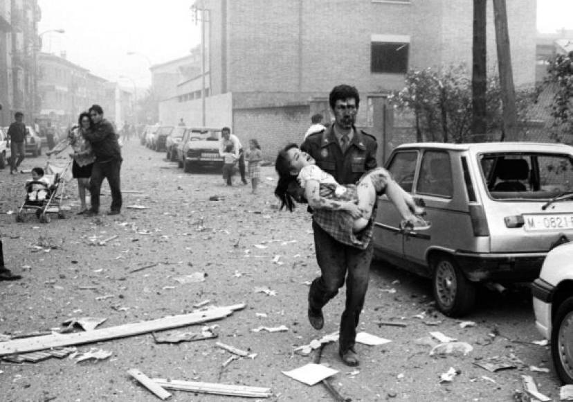 Una niña perdió un pie, en el atentado de ETA contra el cuartel de la Guardia Civil en Barcelona, en 1991, que causó 10 muertos y decenas de heridos. La fotografía fue la ganadora del Premio Ortega y Gasset.