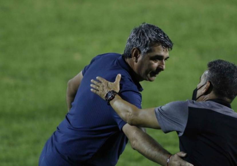 Diego Vázquez, técnico del Motagua, saludando a Emilson Soto, entrenador del Real España.