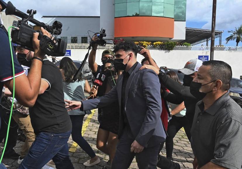 José Luis Lobo, hijo del expresidente de Honduras (2010-2014) Porfirio Lobo Sosa, llega al funeral de su hermano Said Lobo Bonilla, luego de su asesinato en Tegucigalpa, el 14 de julio de 2022.