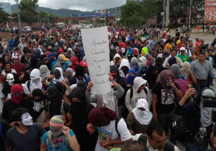 Los estudiantes que tenían tomada la Unah marcharon junto a activistas de derechos humanos por el bulevar Suyapa en Tegucigalpa.