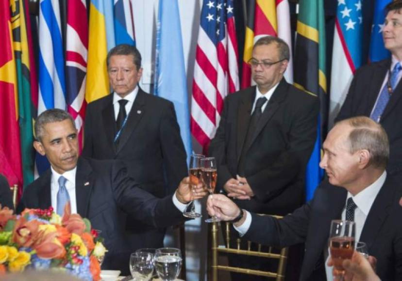 Obama y Putin flanqueaban a Ban en una de las mesas dispuestas para el almuerzo y los fotógrafos captaron el brindis entre ambos, con el presidente estadounidense con rostro serio y el líder del Kremlin con una ligera sonrisa.