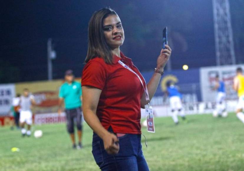La periodista deportiva Claudia Torres se hizo presente al estadio Humberto Micheletti.