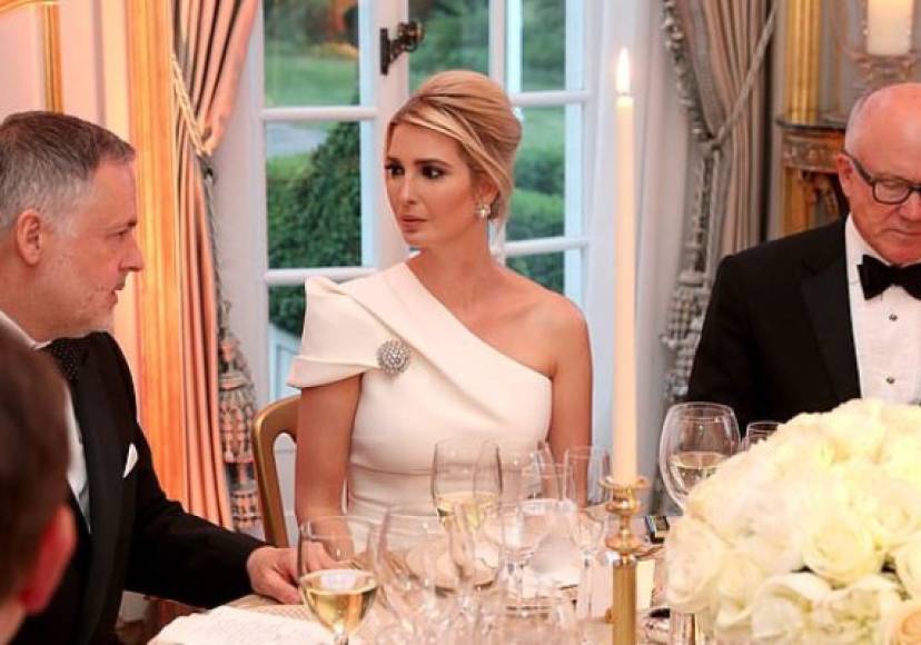 La hija favorita de Trump, Ivanka, asistió a la cena luciendo un elegante vestido blanco que resaltaba su tonificada figura.