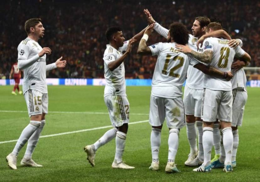 Los jugadores del Real Madrid festejando el gol que significó el triunfo. La anotación se dio en el minuto 18 de la primera parte.