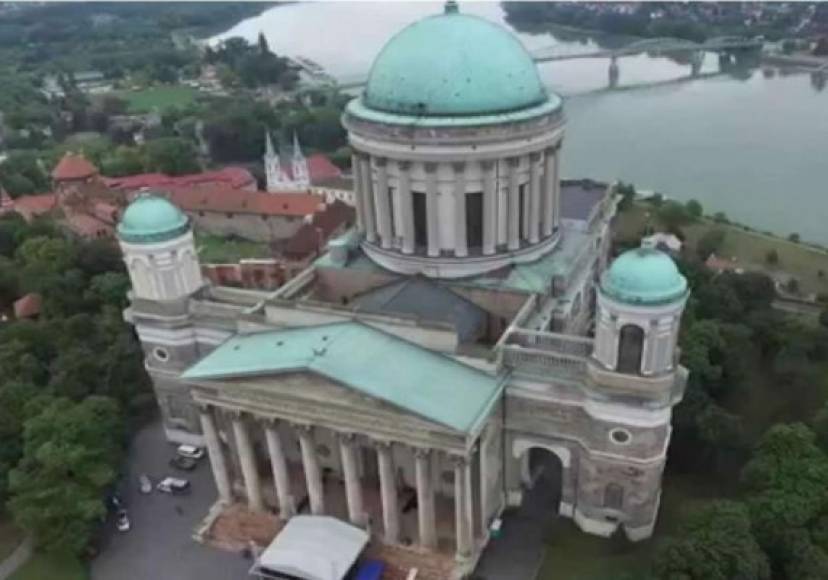 6 septiembre 1993. Un incendio causa daños considerables en la cúpula de la catedral de Esztergom, al norte de Budapest, e hizo peligrar sus valiosas pinturas murales.<br/>La basílica de Esztergom, construida en los siglos XI y XII y reconstruida repetidas veces, se terminó en su forma actual en 1856.