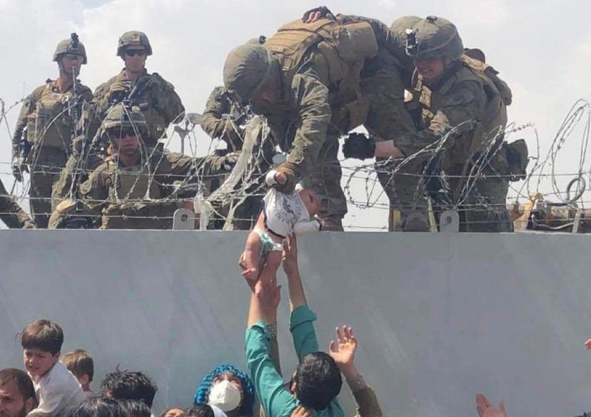 Bebé extraviado tras ser entregado a tropas de EEUU en aeropuerto de Kabul regresa con su familia