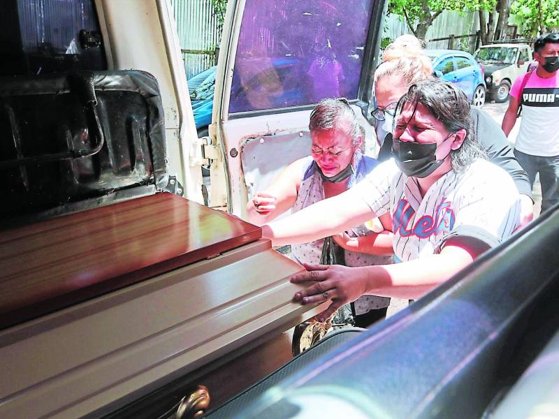 El lamentable hecho ocurrió en <b>Támara</b> el pasado 20 de junio. Familiares lloran al recibir uno de los cuerpos.