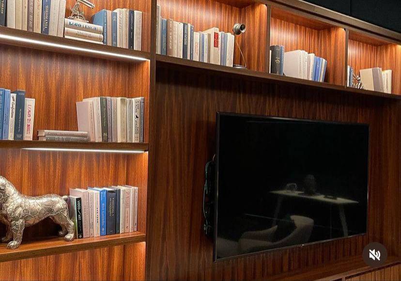 Cada residencia presenta una estética moderna y reconfortante con espacios amplios y luz infinita. Entre las comodidades del lugar se encuentran: gimnasios temáticos, cancha de tenis, piscina, spa, un muro de escalada, parque de patinaje y hasta un simulador de golf, de acuerdo a la página web de la compañía.