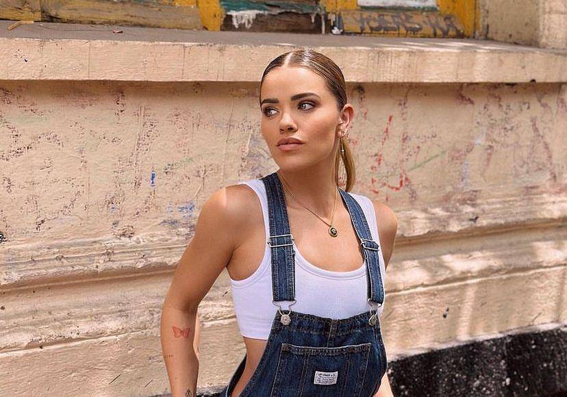 Su primer papel importante en la televisión lo obtuvo en el programa de TV Azteca High School Musical: la selección; posteriormente, se mudó a la Ciudad de México en busca de más oportunidades, trabajando como conductora en el programa Nickers.