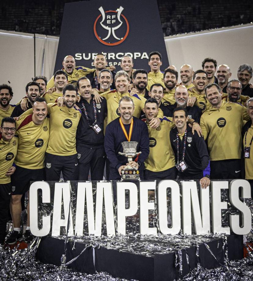 Hansi Flick y su cuerpo técnico posaron con el trofeo de campeones de la Supercopa de España.