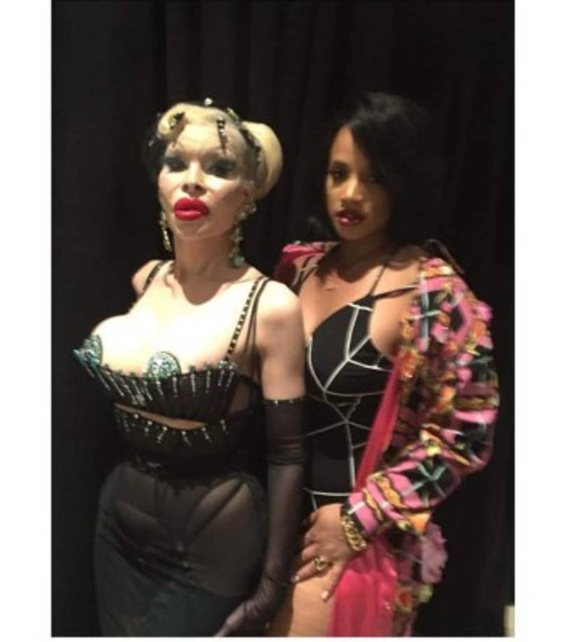 Famosa por ignorar los tradicionales cánones de belleza y moda, la actriz dominicana explicó en las redes que su look estuvo inspirado en la desaparecida cantante texana Selena.