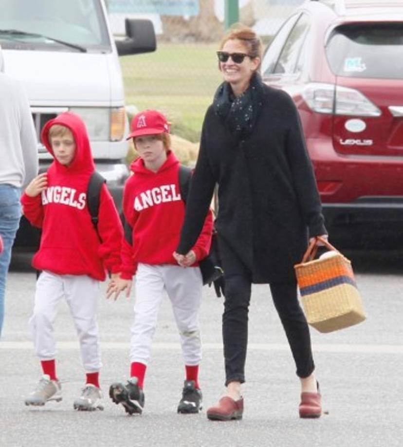 La ganadora del premio Óscar Julia Roberts tiene tres hijos, sus hijos mayores son gemelos, Phinnaeus Walter y Hazel Patrizia.