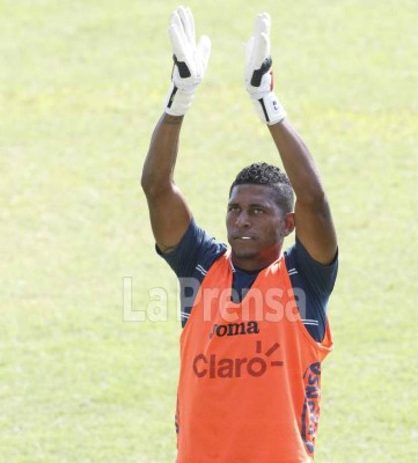 Costly lució los guantes y ha demostrado que le gusta ser portero.