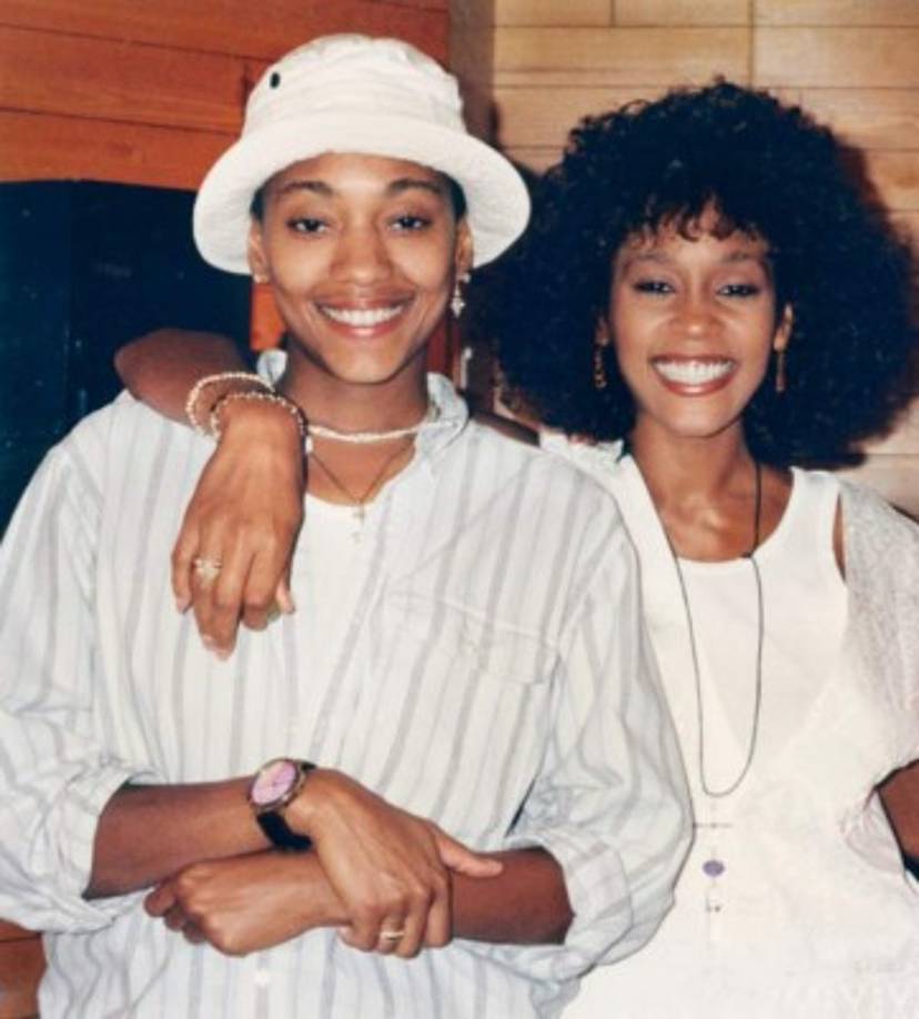 En el círculo de allegados de la legendaria estrella de la música, el supuesto romance que la intérprete mantuvo con una de sus amigas, llamada Robyn Crawford, era aparentemente un secreto a voces.