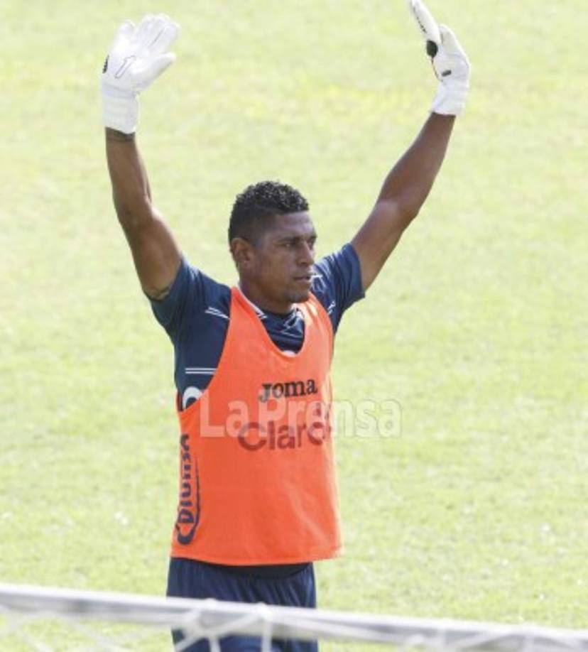 Costly fue protagonista en el entreno al lucir como portero.