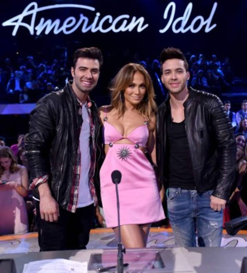 El vestido rosa que la artista lució, recibió miles de críticas en las redes sociales porque dejaba demasiada piel al descubierto. Según la prensa, JLo utilizó un vestido diseñado por Fausto Puglisi que cuesta más de $1,000 y no favorecía la figura de la “Diva del Bronx”.