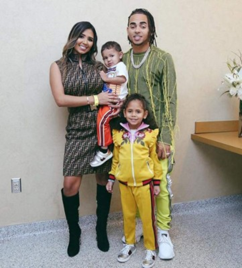 La polémica de su nuevo look se ha combinado con la controversia que lo rodea actualmente por el asesinato del cantante y activista homosexual Kevin Fret. <br/><br/>Sin embargo, según Antonio Miguel Sagardía, abogado del reconocido reguetonero, Kevin Fret intentó extorsionar al reguetonero amenzándole con publicar un video íntimo sino le pagaba la cantidad de dinero que exigía, debido a esto Ozuna presentó una denuncia por extorsión contra Fret en la oficina del Buró Federal de Investigaciones (FBI, por sus siglas en inglés) en Miami, Florida. Además de presentar una queja ante las autoridades de Puerto Rico.<br/><br/>Por lo que el Sagardía explicó que Ozuna ni es sospechoso ni es persona de interés. 'Meramente será entrevistado cuando las autoridades así lo decidan”, dijo al diario puertorriqueño 'El Vocero'. <br/><br/>Debido a esta situación los comentarios negativos hacia la esposa de Ozuna, ya que afirman ha vivido engañada.