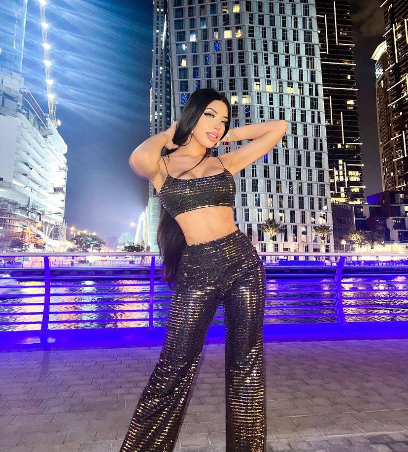 Yeri Mua es una de las figuras más polémicas de las redes sociales, sus romances y escándalosas rupturas han aumentado su fama. Recientemente, supuestos ex fans y haters de la influencer han iniciado una campaña de firmas para pedir se cierren las redes sociales de Yeri por considerarla mala influencia (es confesa ninfómana, chocó su carro hace unos días, supuestamente en estado de ebriedad, la han visto drogada en antros) y por denigrar a sus fans, ya que varias veces ha dicho que no le importan, que sólo le interesa monetizar y adquirir los bienes necesarios para darse la buena vida.