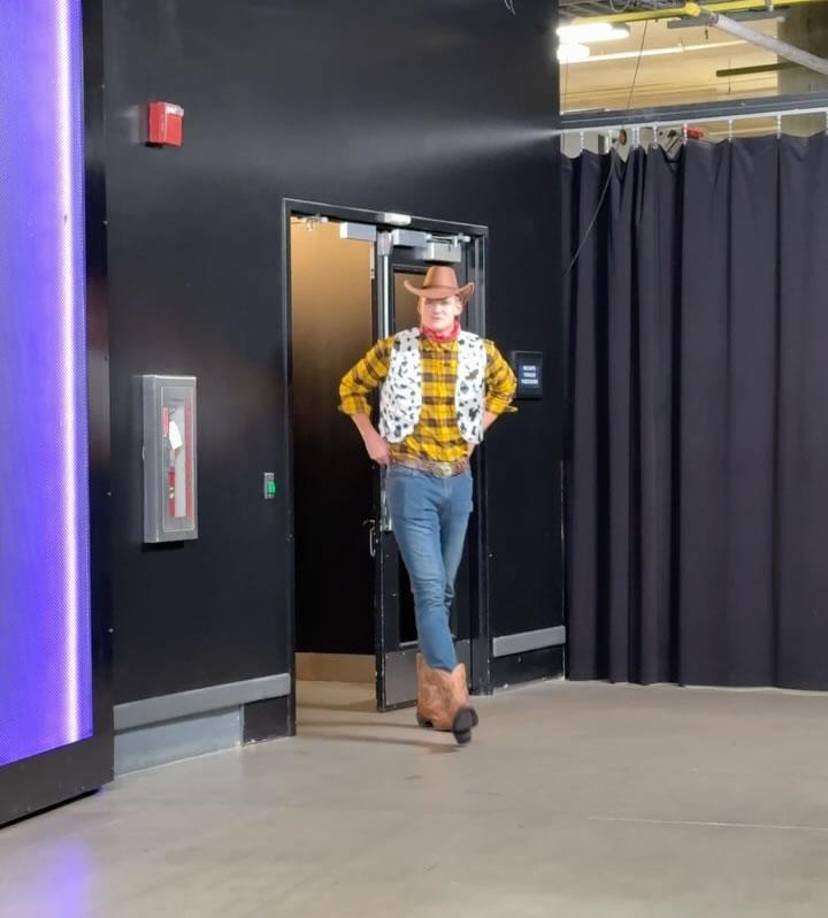 Walker Kessler, otro jugador de los Utah Jazz, llegó a la casa de los Utah Jazz con el disfraz de Woody, uno de los protagonistas de la famosa película de Pixar, Toy Story.