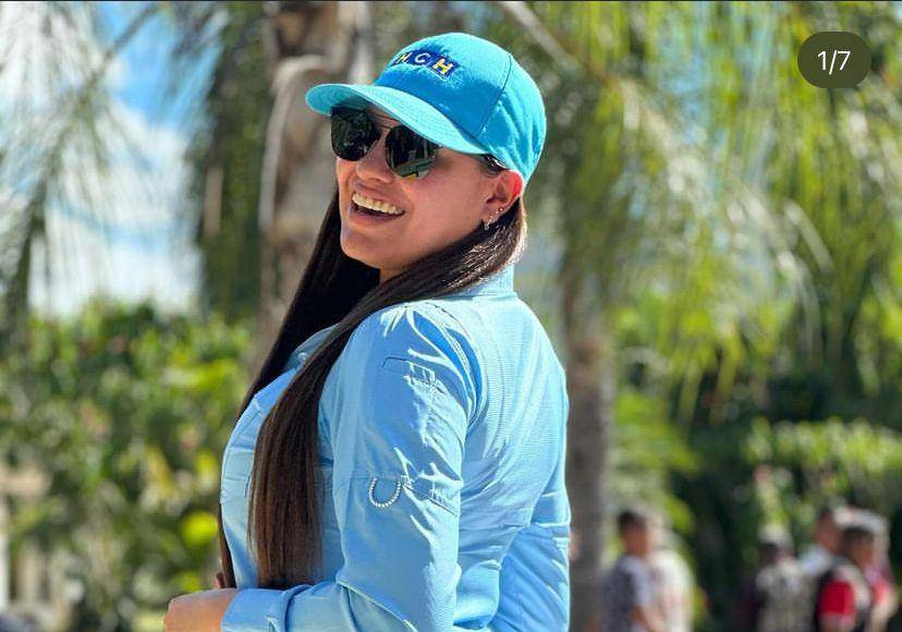 Situación que causó la molestia de Alejandra y abandonó el programa diciendo “Me parece de muy mal gusto sabiendo de que Elton ya tiene pareja, así que por el respeto que me merezco me voy a quitar el micrófono y me voy”. 